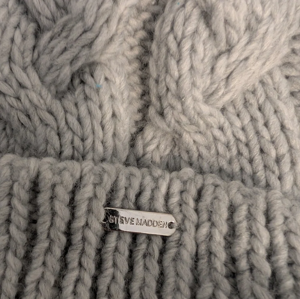 Steve Madden Cable Knit Fold over Gray Beanie‎ lined in Faux Fur with Pom NWOT